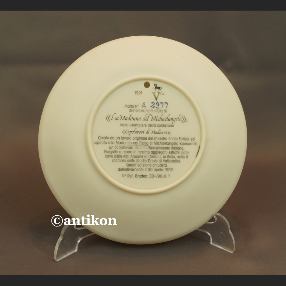 Relief  rzeźba alabastrowa Madonna z dzieciątkiem 