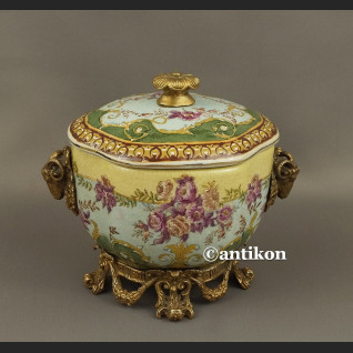 Szkatuła porcelanowa z różami bombonierka 