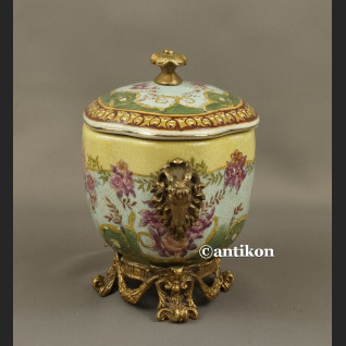 Szkatuła porcelanowa z różami bombonierka Szkatuła porcelanowa z różami bombonierka