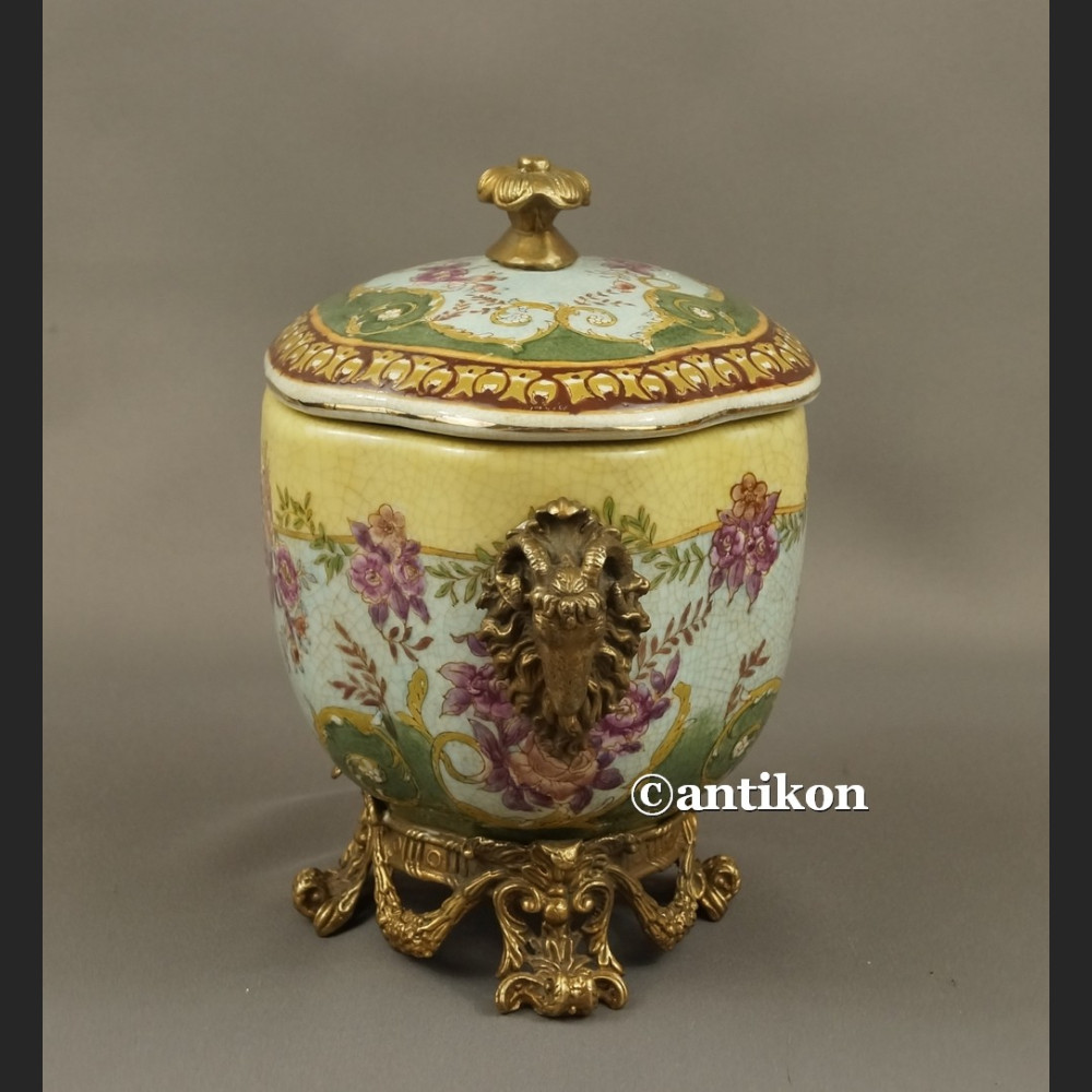 Szkatuła porcelanowa z różami bombonierka Szkatuła porcelanowa z różami bombonierka