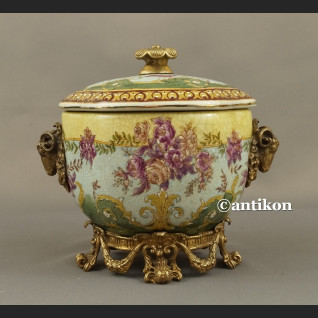 Szkatuła porcelanowa z różami bombonierka Szkatuła porcelanowa z różami bombonierka