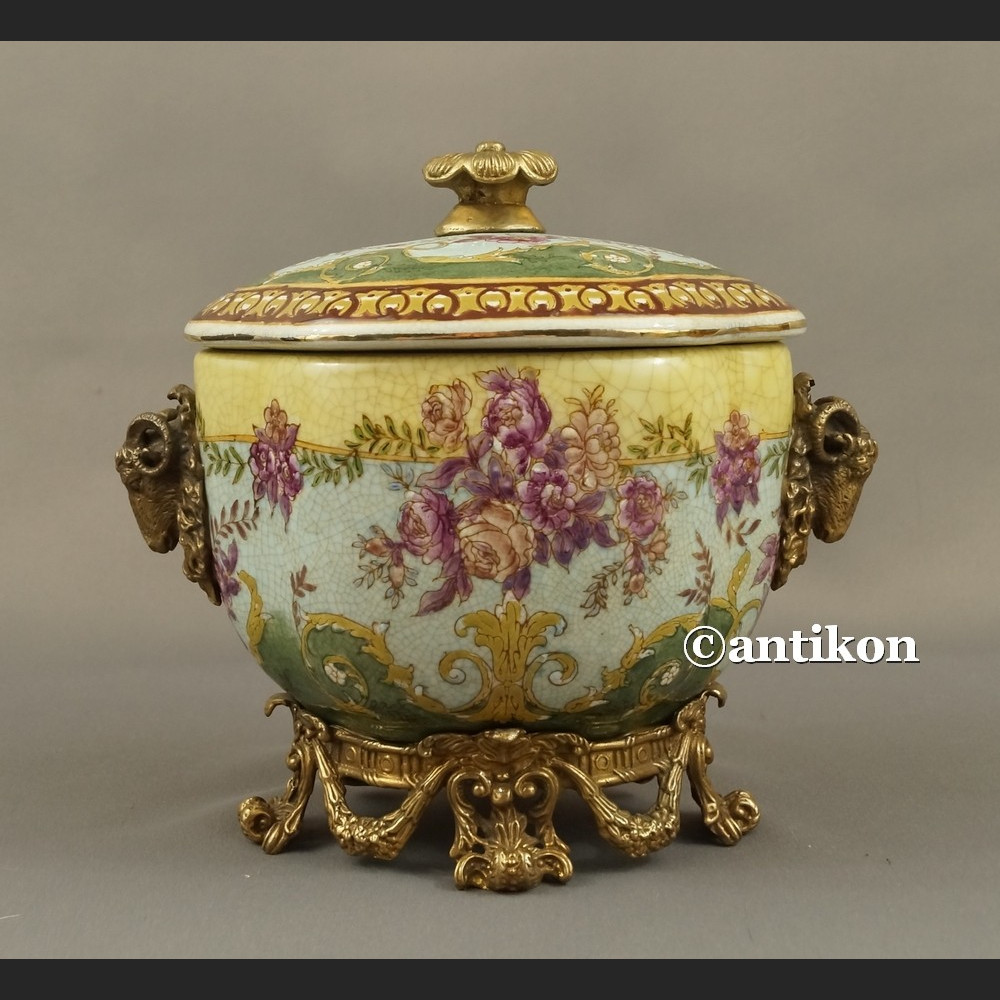 Szkatuła porcelanowa z różami bombonierka Szkatuła porcelanowa z różami bombonierka