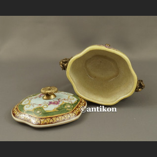 Szkatuła porcelanowa z różami bombonierka Szkatuła porcelanowa z różami bombonierka