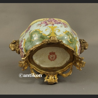 Szkatuła porcelanowa z różami bombonierka Szkatuła porcelanowa z różami bombonierka