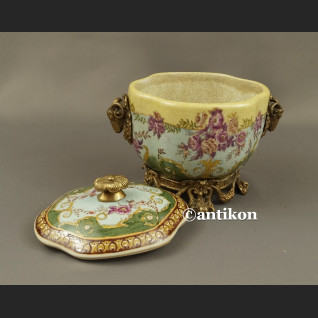 Szkatuła porcelanowa z różami bombonierka Szkatuła porcelanowa z różami bombonierka