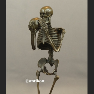 Kościotrup rzeźba stojący myśliciel być albo nie być Kościotrup rzeźba stojący myśliciel być albo nie być