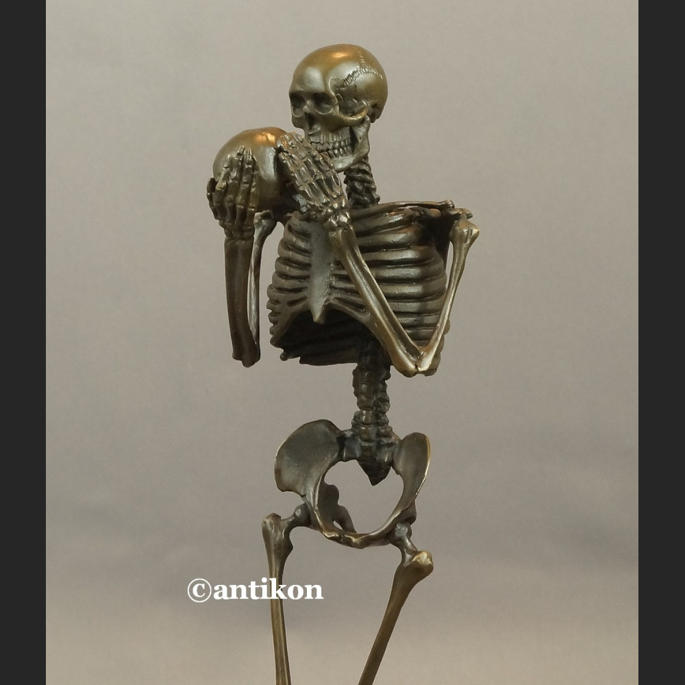 Kościotrup rzeźba stojący myśliciel być albo nie być Kościotrup rzeźba stojący myśliciel być albo nie być