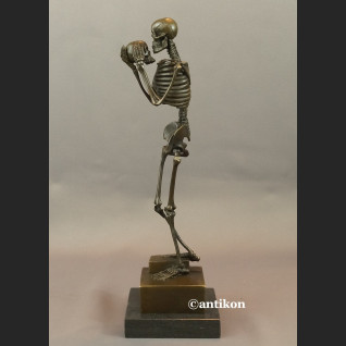 Kościotrup rzeźba stojący myśliciel być albo nie być Kościotrup rzeźba stojący myśliciel być albo nie być