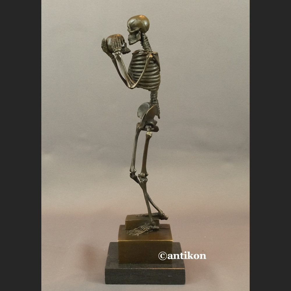 Kościotrup rzeźba stojący myśliciel być albo nie być Kościotrup rzeźba stojący myśliciel być albo nie być