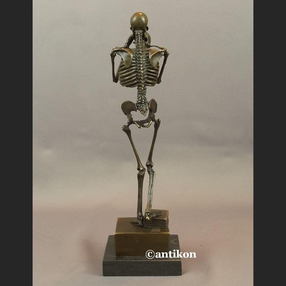 Kościotrup rzeźba stojący myśliciel być albo nie być Kościotrup rzeźba stojący myśliciel być albo nie być