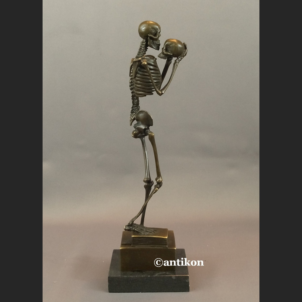 Kościotrup rzeźba stojący myśliciel być albo nie być Kościotrup rzeźba stojący myśliciel być albo nie być