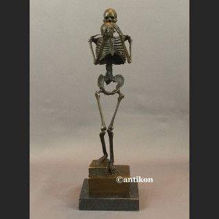 Kościotrup rzeźba stojący myśliciel być albo nie być Kościotrup rzeźba stojący myśliciel być albo nie być