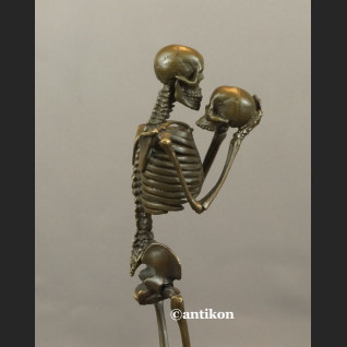 Kościotrup rzeźba stojący myśliciel  być albo nie być 