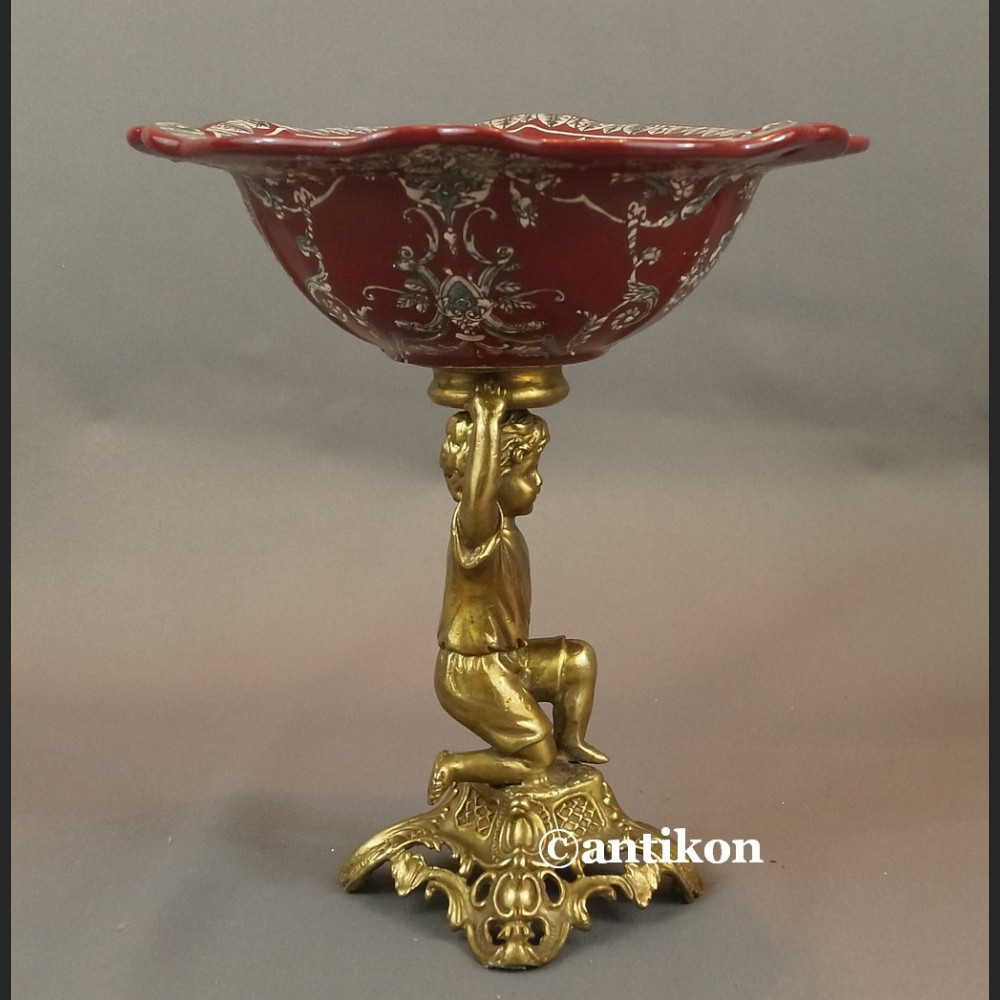 Patera czerwona z chłopcem Patera czerwona z chłopcem