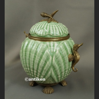 Bomboniera porcelanowa szkatuła z konikami morskimi 