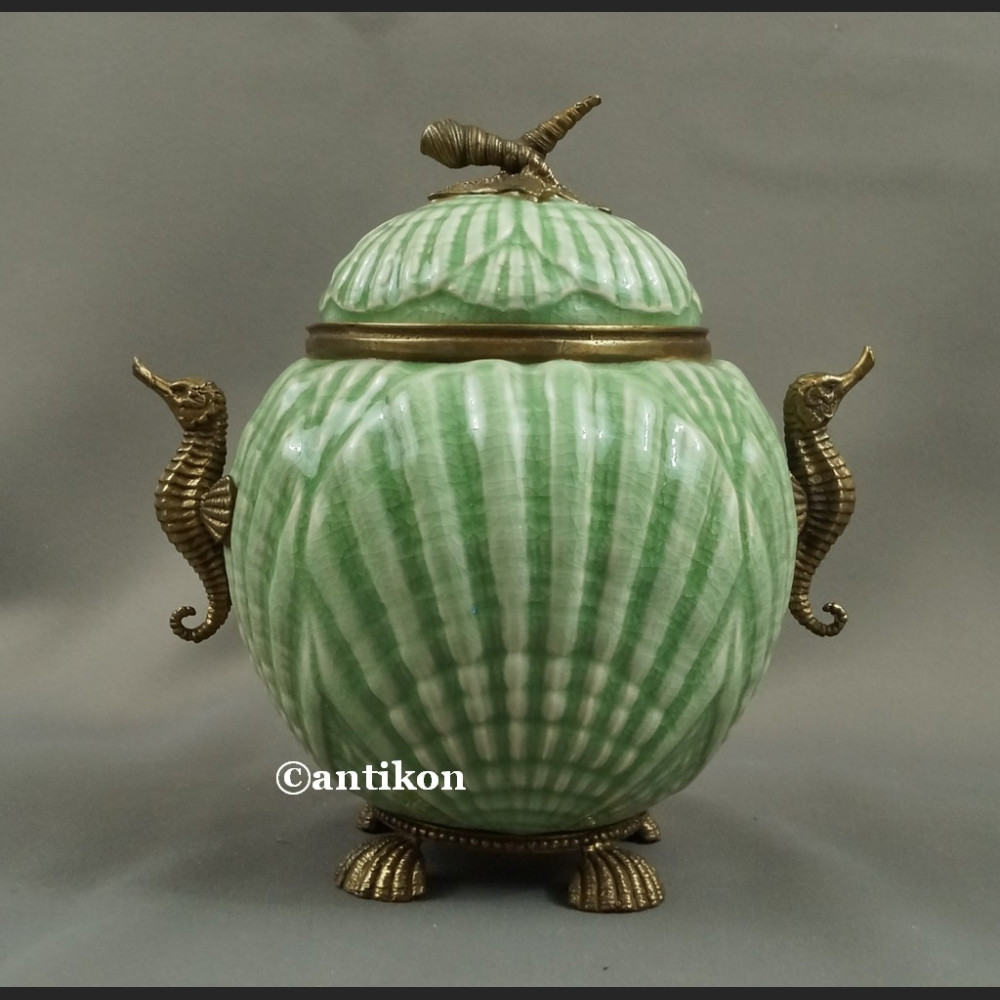 Bomboniera porcelanowa szkatuła z konikami morskimi 