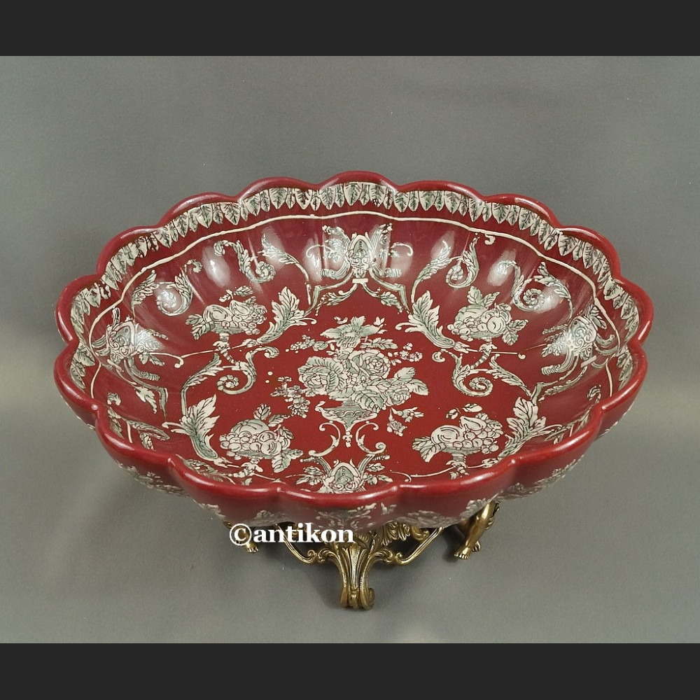 Patera barokowa czerwona z figurami aniołów Patera barokowa czerwona z figurami aniołów