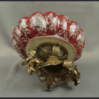 Patera barokowa czerwona z figurami aniołów Patera barokowa czerwona z figurami aniołów
