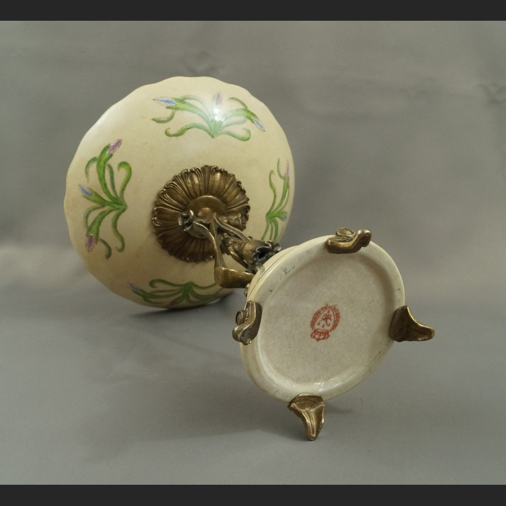 Secesyjna patera z irysami porcelna z brązem Patera na stopie duża fantazyjna
- 7 Secesyjna patera z irysami porcelna z brązem Patera na stopie duża fantazyjna
- 7