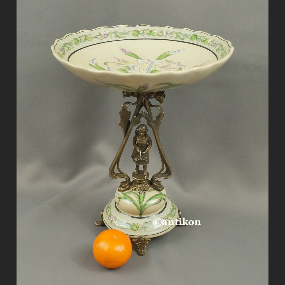 Secesyjna patera z irysami porcelna z brązem Patera na stopie duża fantazyjna
- 6 Secesyjna patera z irysami porcelna z brązem Patera na stopie duża fantazyjna
- 6