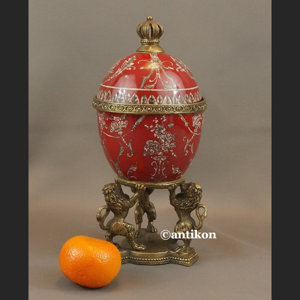 Jajo z lwami a la Faberge porcelanowa szkatuła 