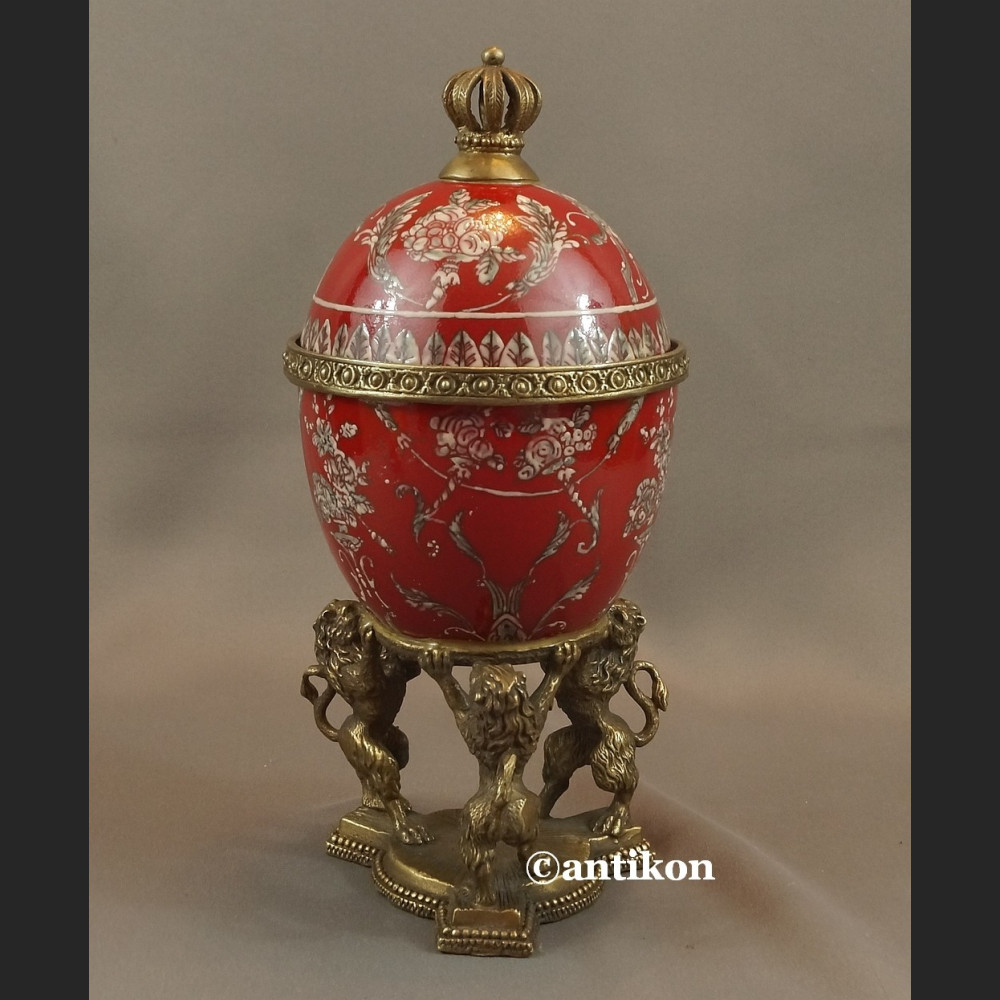 Jajo z lwami a la Faberge porcelanowa szkatuła 