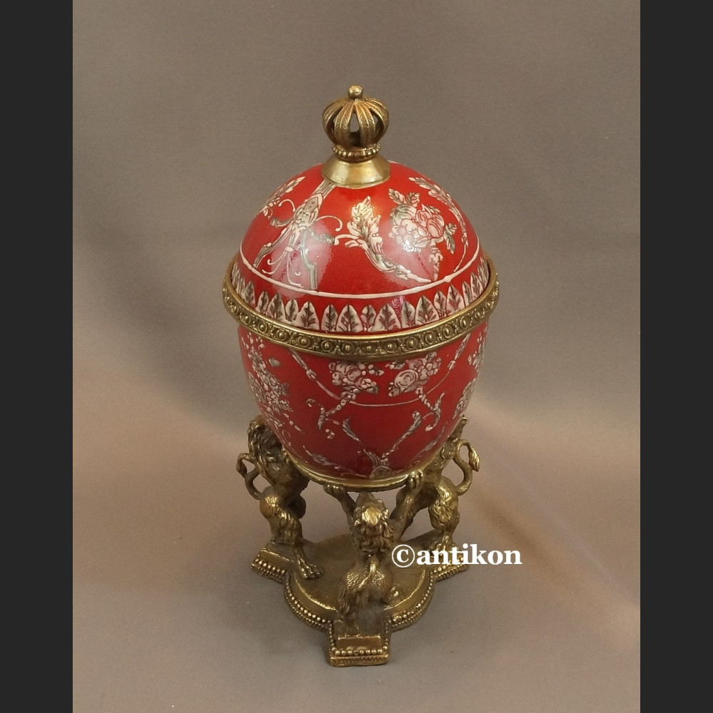 Jajo z lwami a la Faberge porcelanowa szkatuła 