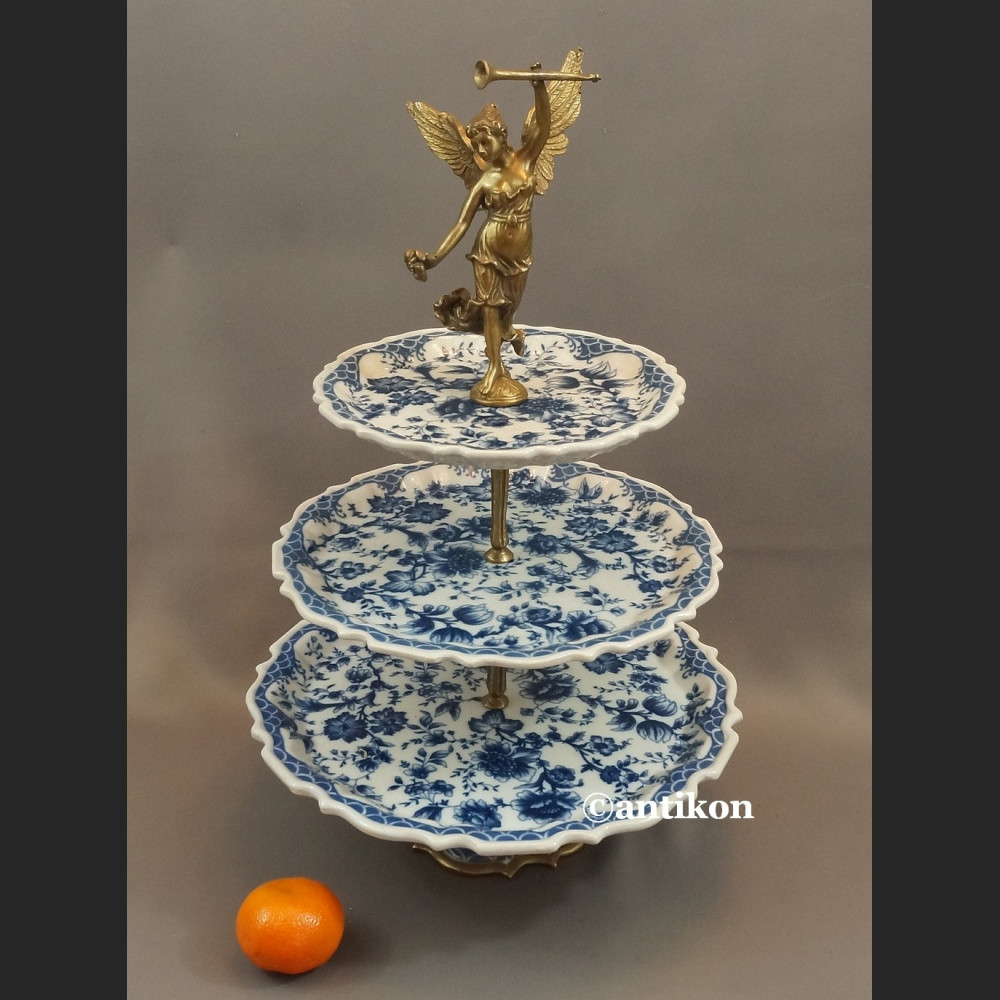 Trzypiętrowa patera wzór cebulowy etażerka porcelana z brązem Trzypiętrowa patera wzór cebulowy etażerka porcelana z brązem