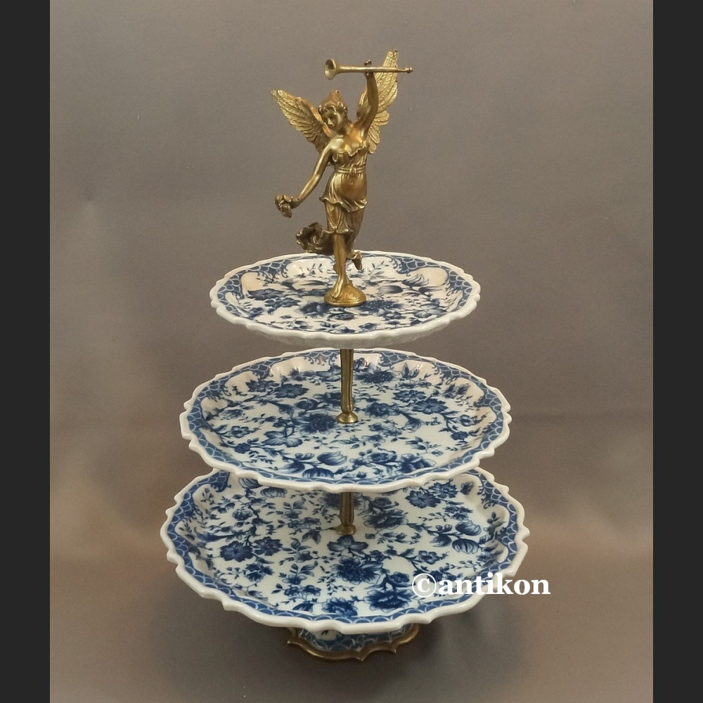 Trzypiętrowa patera wzór cebulowy etażerka porcelana z brązem Trzypiętrowa patera wzór cebulowy etażerka porcelana z brązem