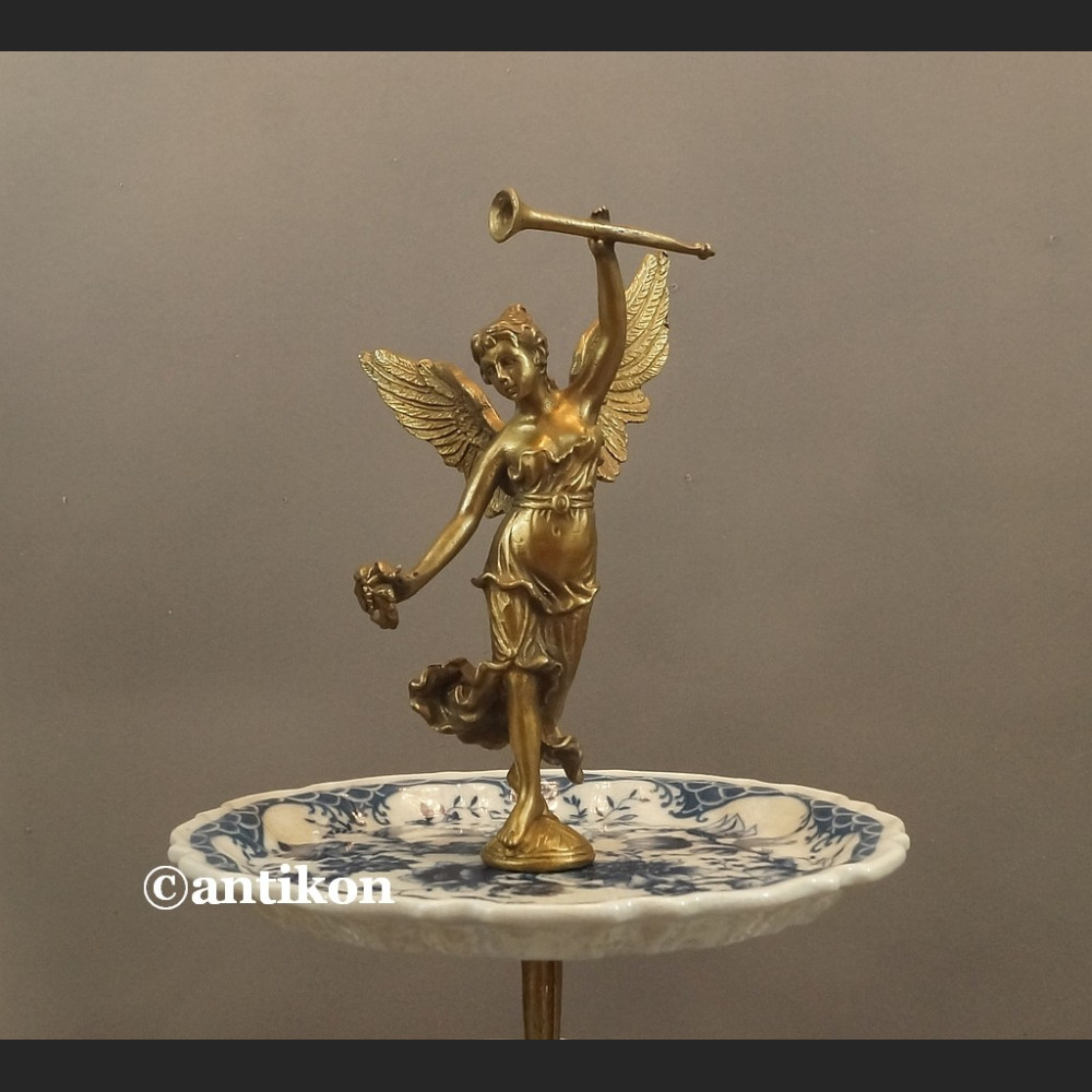 Trzypiętrowa patera wzór cebulowy etażerka porcelana z brązem Trzypiętrowa patera wzór cebulowy etażerka porcelana z brązem