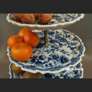 Trzypiętrowa patera wzór cebulowy etażerka porcelana z brązem Trzypiętrowa patera wzór cebulowy etażerka porcelana z brązem
