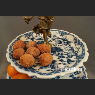 Trzypiętrowa patera wzór cebulowy etażerka porcelana z brązem Trzypiętrowa patera wzór cebulowy etażerka porcelana z brązem