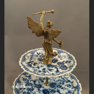 Trzypiętrowa patera wzór cebulowy etażerka porcelana z brązem Trzypiętrowa patera wzór cebulowy etażerka porcelana z brązem