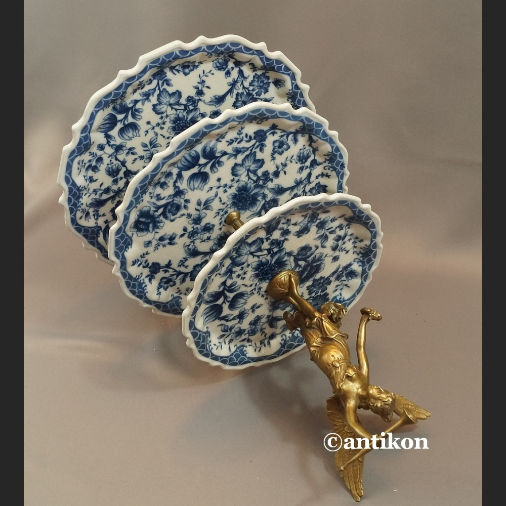 Trzypiętrowa patera wzór cebulowy etażerka porcelana z brązem Trzypiętrowa patera wzór cebulowy etażerka porcelana z brązem