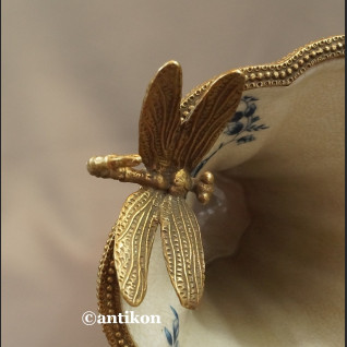 Wazon wzór cebulowy z ważką porcelana z brązem Wazon wzór cebulowy z ważką porcelana z brązem