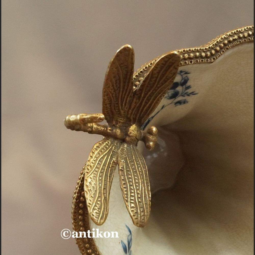 Wazon wzór cebulowy z ważką porcelana z brązem Wazon wzór cebulowy z ważką porcelana z brązem