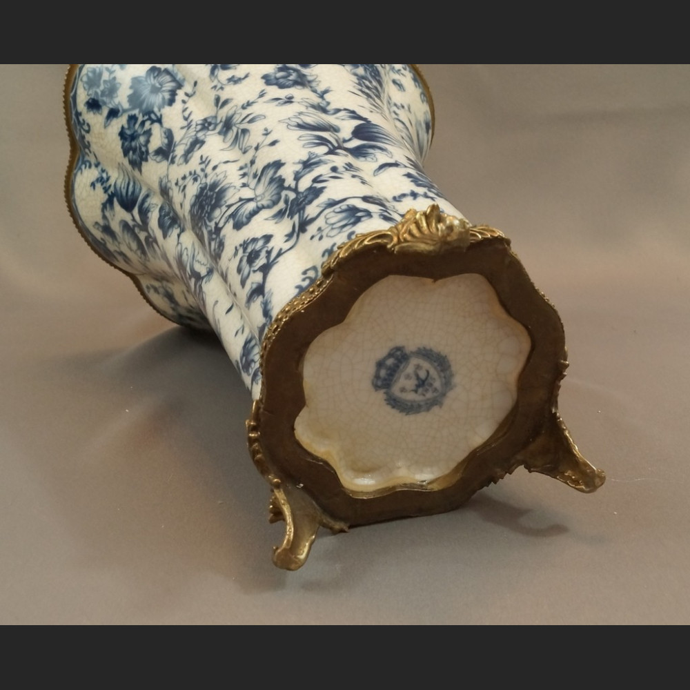 Wazon wzór cebulowy z ważką porcelana z brązem Wazon wzór cebulowy z ważką porcelana z brązem