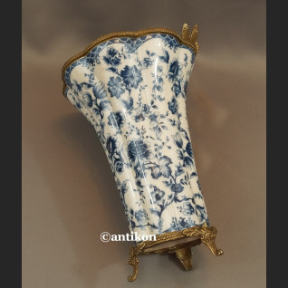 Wazon wzór cebulowy z ważką porcelana z brązem Wazon wzór cebulowy z ważką porcelana z brązem