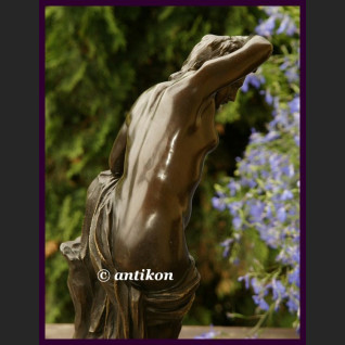 Akt dziewczyny duża rzeźba z brązu Akt dziewczyny duża rzeźba z brązu