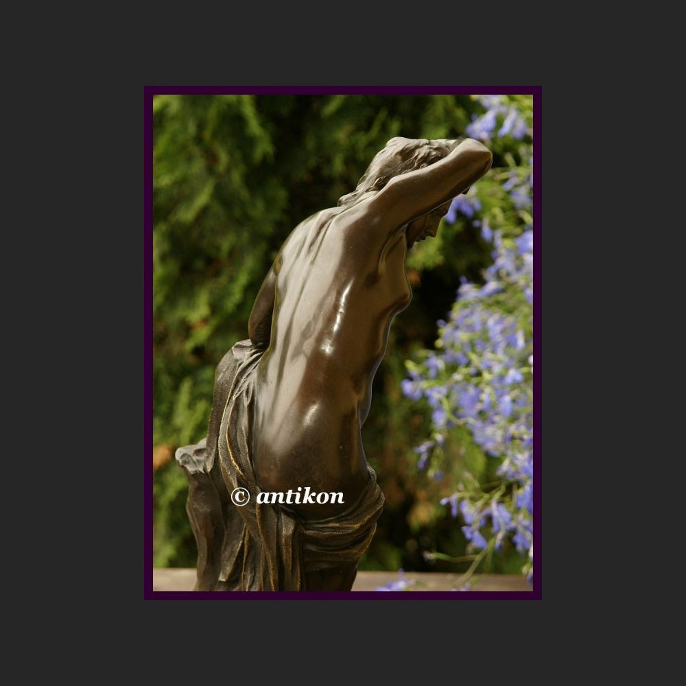 Akt dziewczyny rzeźba z brązu duża 