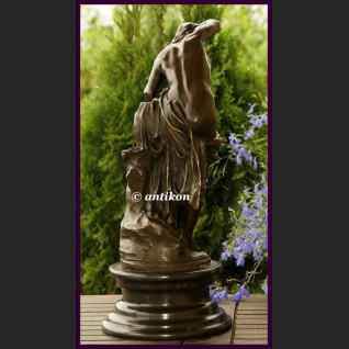 Akt dziewczyny duża rzeźba z brązu Akt dziewczyny duża rzeźba z brązu