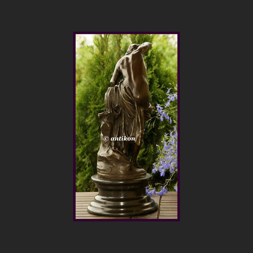 Akt dziewczyny duża rzeźba z brązu Akt dziewczyny duża rzeźba z brązu