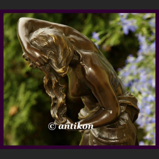 Akt dziewczyny duża rzeźba z brązu Akt dziewczyny duża rzeźba z brązu