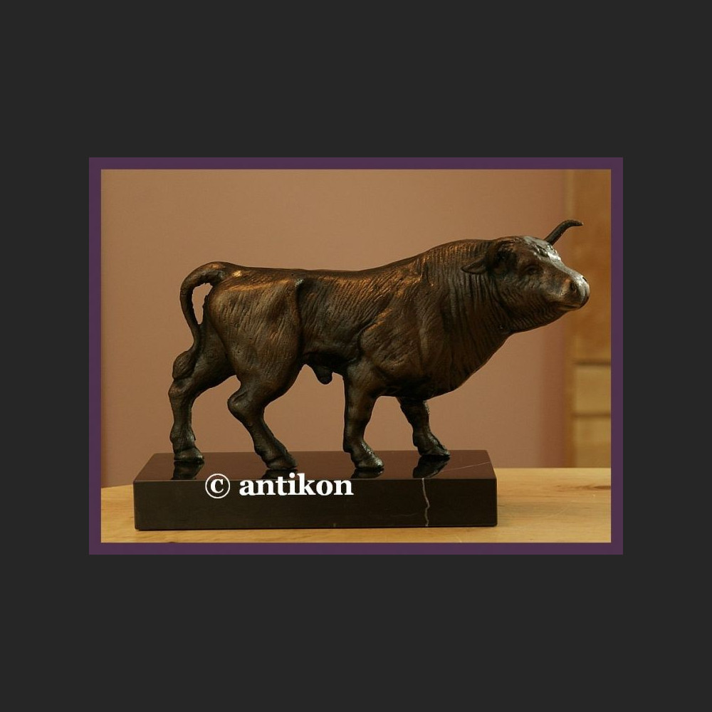 Byk masywana figura 