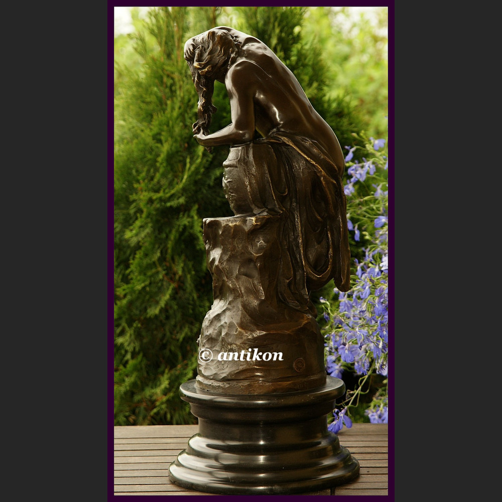 Akt dziewczyny duża rzeźba z brązu Akt dziewczyny duża rzeźba z brązu