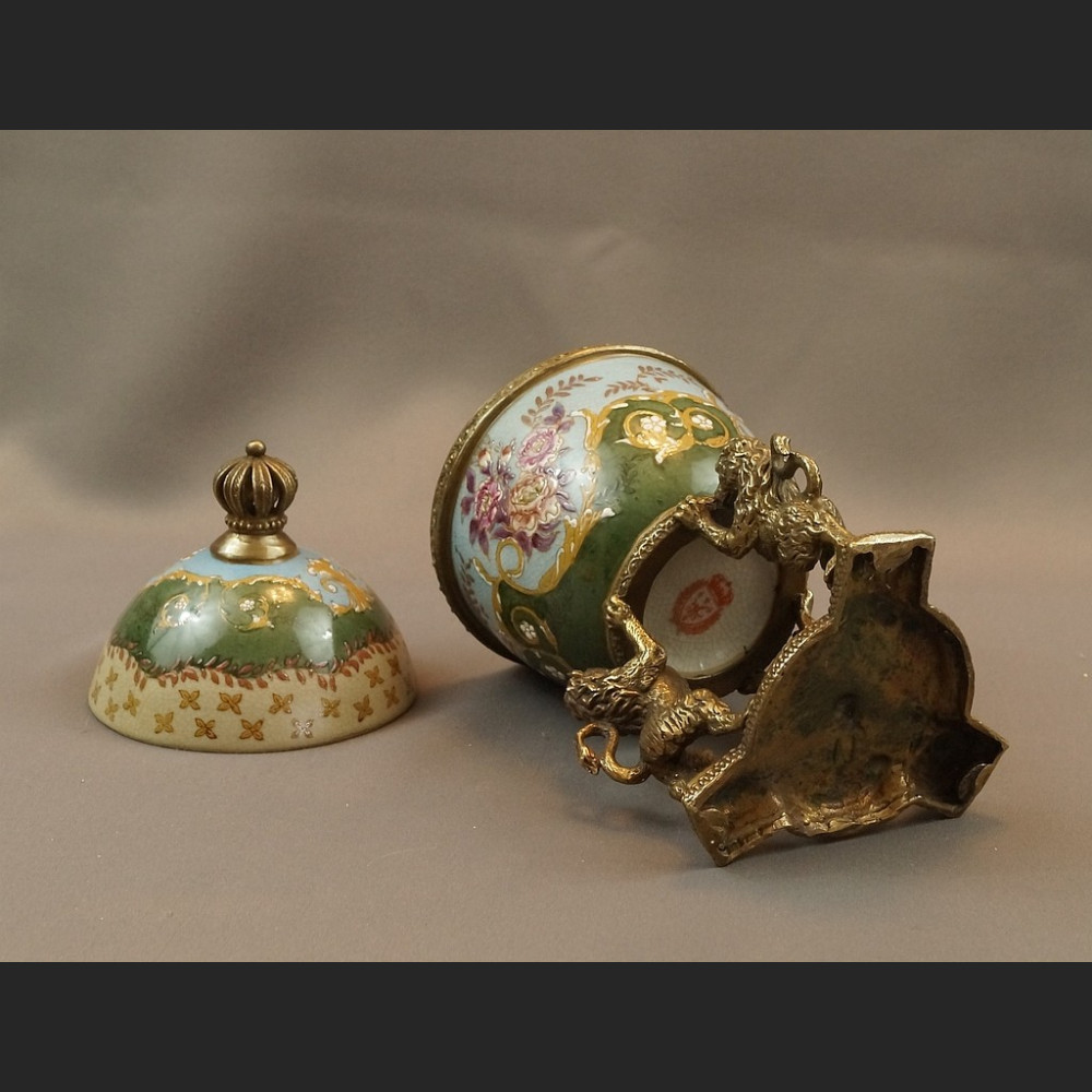 Carskie Jajo z lwami a la Faberge porcelanowa szkatuła  Carskie Jajo z lwami a la Faberge porcelanowa szkatuła
