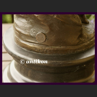 Akt dziewczyny duża rzeźba z brązu Akt dziewczyny duża rzeźba z brązu