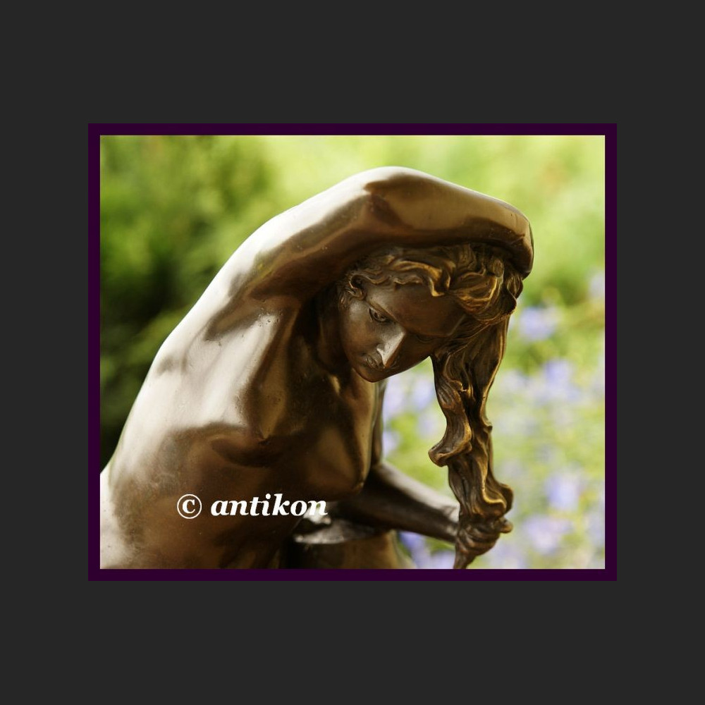 Akt dziewczyny duża rzeźba z brązu Akt dziewczyny duża rzeźba z brązu