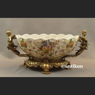 Porcelanowa patera z figurami aniołów z brązem Porcelanowa patera z figurami aniołów z brązem