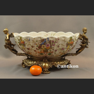 Porcelanowa patera z figurami aniołów z brązem Porcelanowa patera z figurami aniołów z brązem